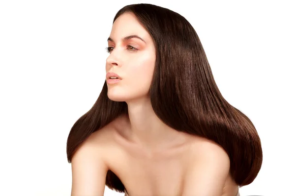 Модель краси, що показує ідеальну шкіру і довге здорове коричневе волосся — стокове фото
