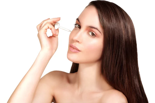 Piękny model stosowania zabiegu serum kosmetyczne skóry — Zdjęcie stockowe