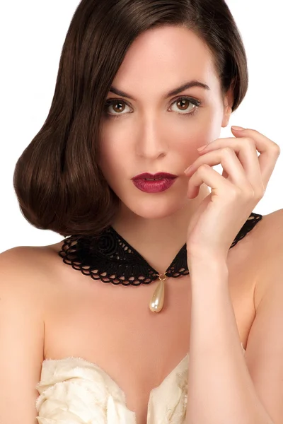 Close-up de uma mulher elegante com jóias e cabelo castanho — Fotografia de Stock