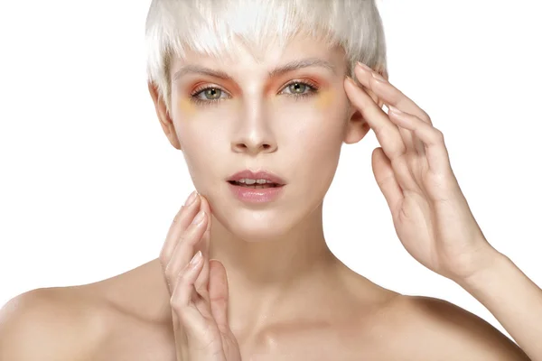 Skönhet modell blonda korta hår visar perfekt hud — Stockfoto