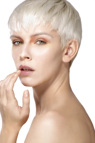 Beleza modelo loira cabelo curto mostrando pele perfeita — Fotografia de Stock