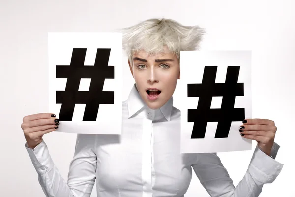 Söt blond modell visar två hashtag tecken på papper — Stockfoto