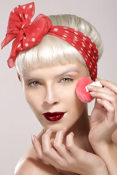 Vintage Beauty Model trägt Puder auf die Haut Nahaufnahme — Stockfoto