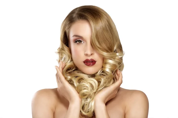 Krásná mladá blondýna model kudrnaté vlasy představují — Stock fotografie