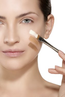Güzel model Vakfı bir fırça ile uygulama