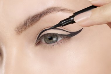 Güzel model göz göz kalemi closeup uygulama