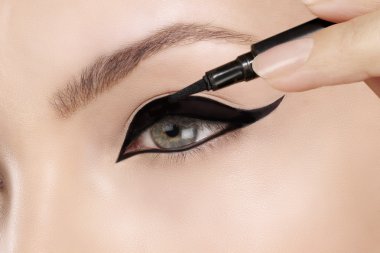 Güzel model göz göz kalemi closeup uygulama