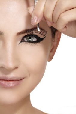 Yapay kirpik uzatma dumanlı göz kulak uygulama modeli
