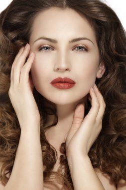 Sağlıklı dalgalı kumral gösteren güzel model