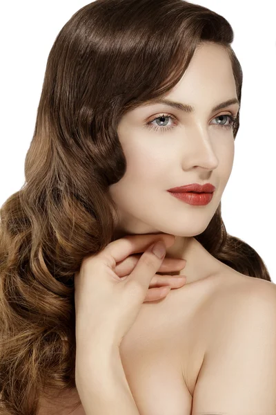 Krásný model zobrazující zdravé hnědé vlnité vlasy — Stock fotografie