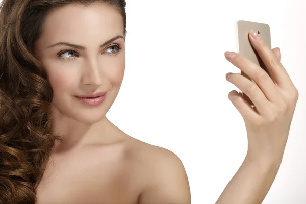 美しい女性を取る smartfone と笑顔 selfie — ストック写真