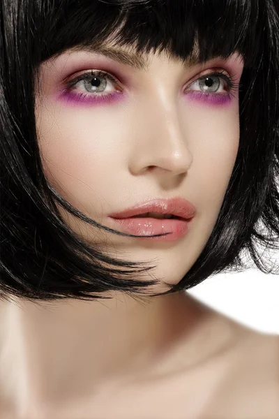 Krásu modelu hairstyled a růžové oční stíny make-up closeup — Stock fotografie