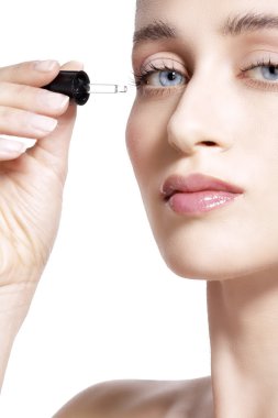 güzel model bir cilt serum tedavisi uygulanıyor 