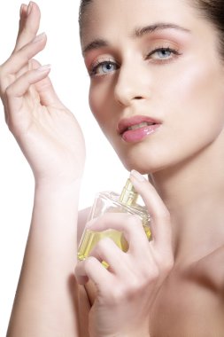 Güzel genç model bir çiçek koku vücudunda püskürtme