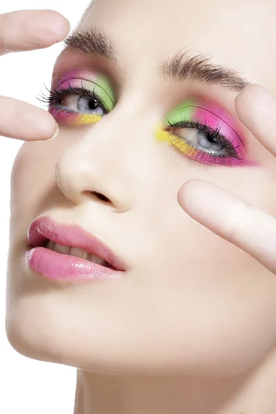 Primo piano sugli occhi, facendo ombretti colorati e eyeliner — Foto Stock