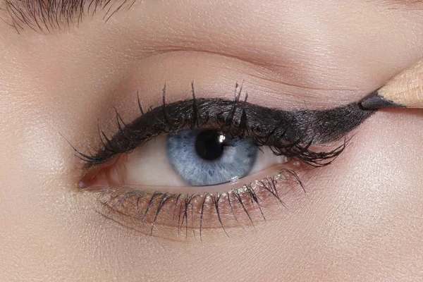 Close-up em olhos, fazendo sombras coloridas e delineador — Fotografia de Stock