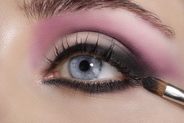 Close-up op de ogen, kleurrijke eyeshadows en eyeliner — Stockfoto