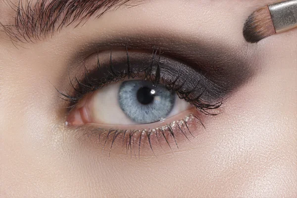 Augen in Nahaufnahme, bunte Lidschatten und Eyeliner lizenzfreie Stockfotos