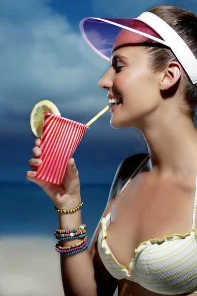 Beautiful smiling woman refreshing on the beach — Stock Photo, Image