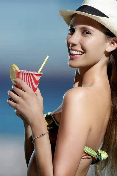 Beautiful smiling woman refreshing on the beach — Stock Photo, Image