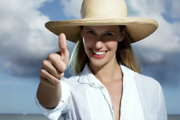 天然的金发女孩，微笑着在沙滩上戴一顶帽子 — 图库照片