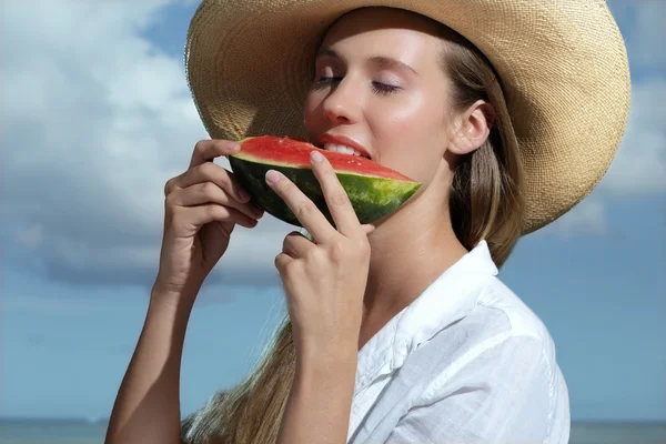 Mulher sorridente bonita refrescante na praia — Fotografia de Stock