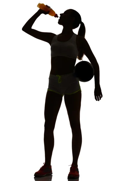 Una mujer voleibol playa jugador silueta en silueta de estudio —  Fotos de Stock