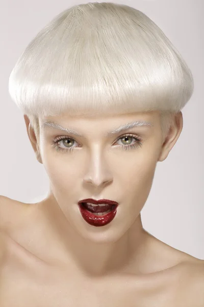 Piękna blondynka modelu fryzurę idealny makijaż i manicure — Zdjęcie stockowe