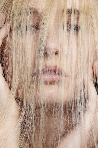 Closeup portret van mooie model met blond haar, die hij — Stockfoto
