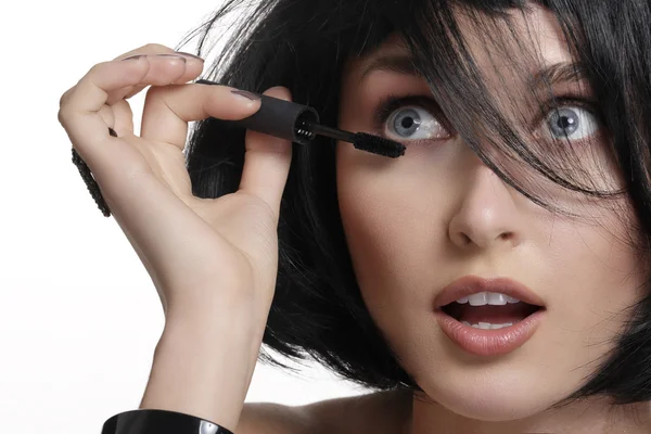 Jong mooi vrouw aanbrengen mascara make-up op ogen door borstel — Stockfoto