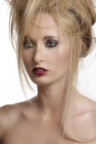 Foto av ung vacker kvinna med magnifika hår — Stockfoto