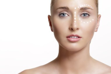 genç güzel kadın derisinin üzerinde krem uygulamak