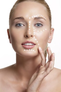 genç güzel kadın derisinin üzerinde krem uygulamak