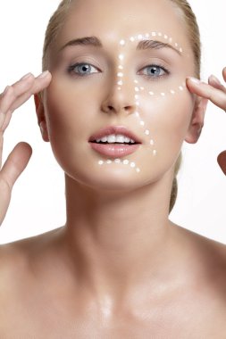 genç güzel kadın derisinin üzerinde krem uygulamak