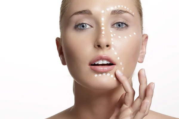 Unga vackra kvinnan tillämpa crème på hennes hud — Stockfoto