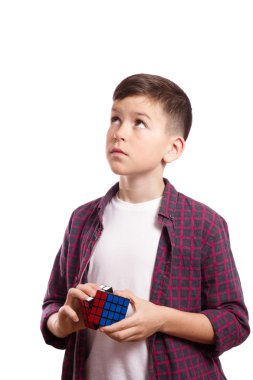 Bir çocuk bir Rubik küpü el ile