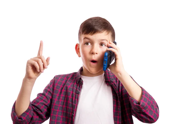Pojken med telefonen blev förvånad — Stockfoto