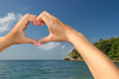 Elinde küçük bir kalp