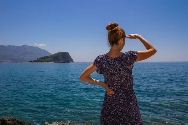 A young girl looks into the distance — Stock Photo, Image