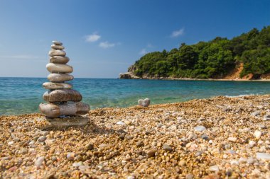 Piramit taş deniz kıyısında