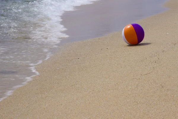 La balle sur le bord de la mer Images De Stock Libres De Droits