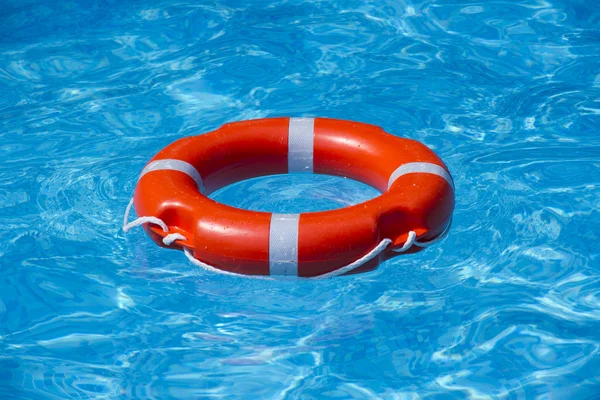 Uma bóia na água na piscina Fotos De Bancos De Imagens Sem Royalties