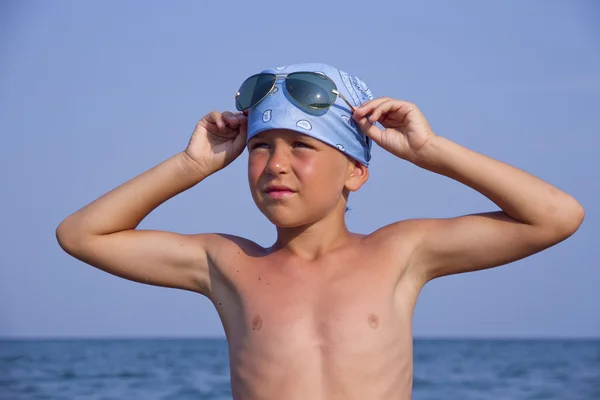 Un ragazzo in mare — Foto Stock