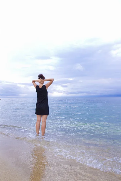 Dívka stojící na břehu moře — Stock fotografie