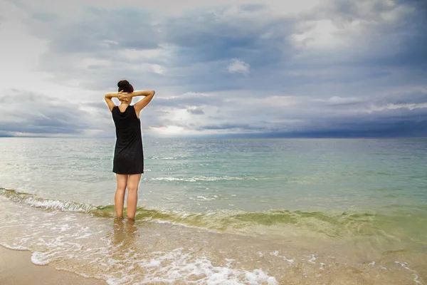 Dívka na břehu moře — Stock fotografie