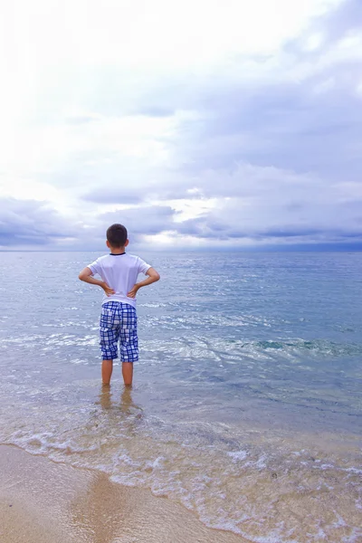 The boy on the background of the sea — Stock Photo, Image