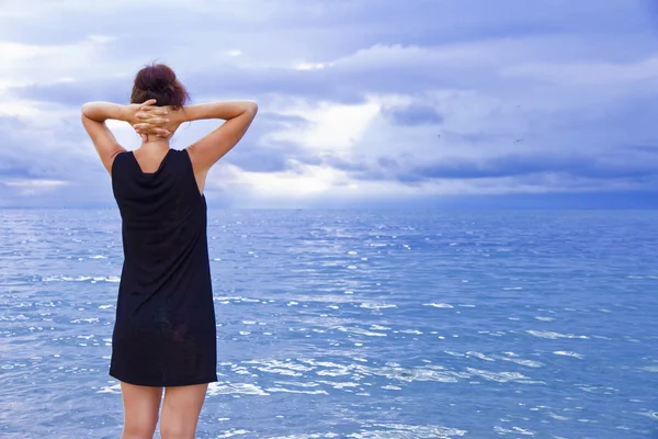 Dívka na pozadí moře — Stock fotografie