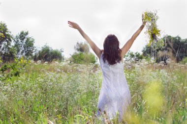 Bir kızla bir çiçek çelenk silüeti