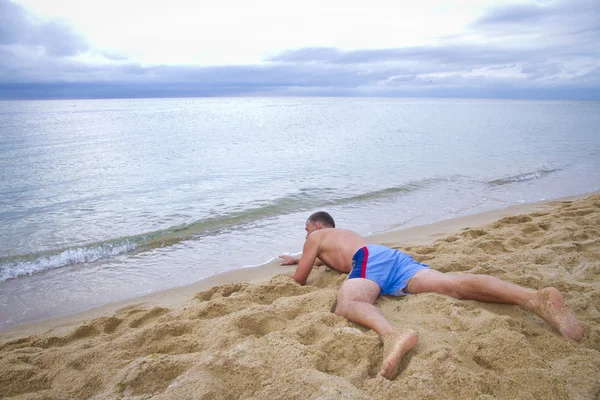 A man crawls to the water — Stock Photo, Image