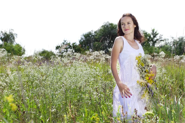 Meisje in een veld — Stockfoto